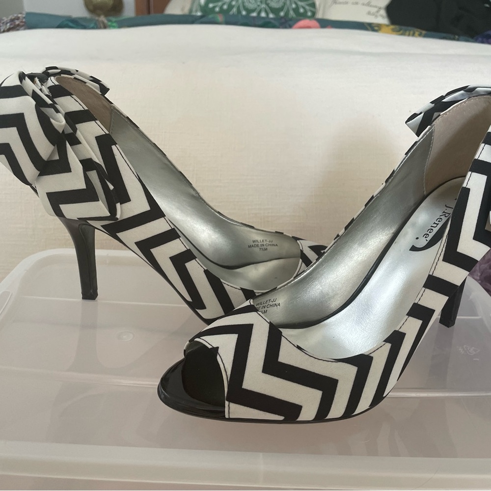 J Renee peep toe chevron print with bow 7.5